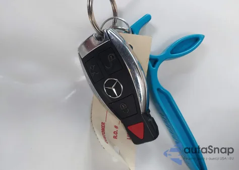 2017 Mercedes-Benz C 300 z USA, uszkodzony, nr VIN WDDWJ4JB9HF355715